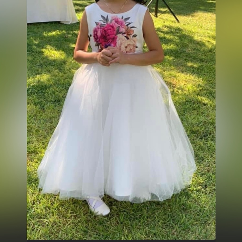 Little girl , flower girl special occasion dress. Size 7